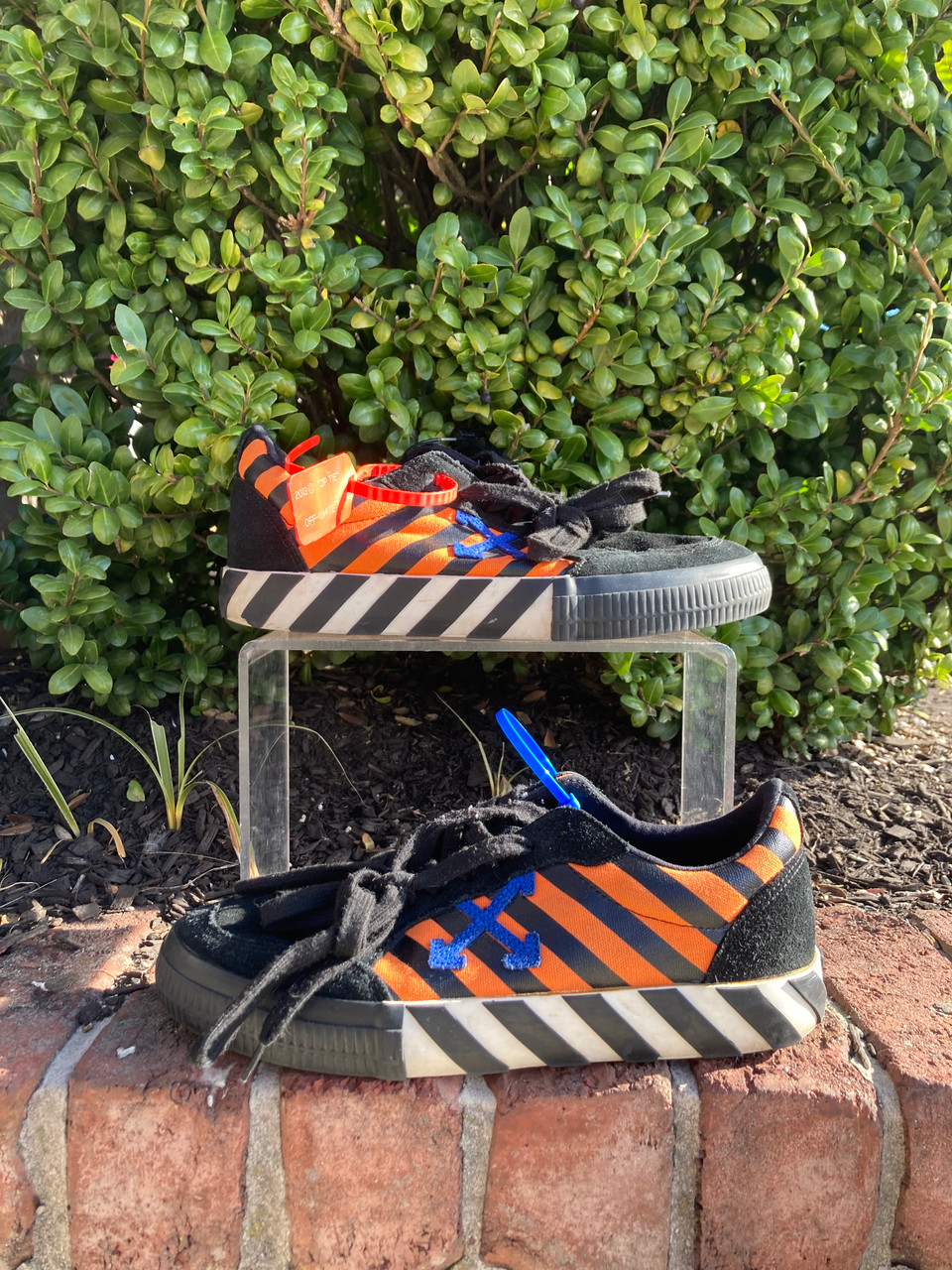 Used Off-White Mens Athletic Shoes 7 display picture 1