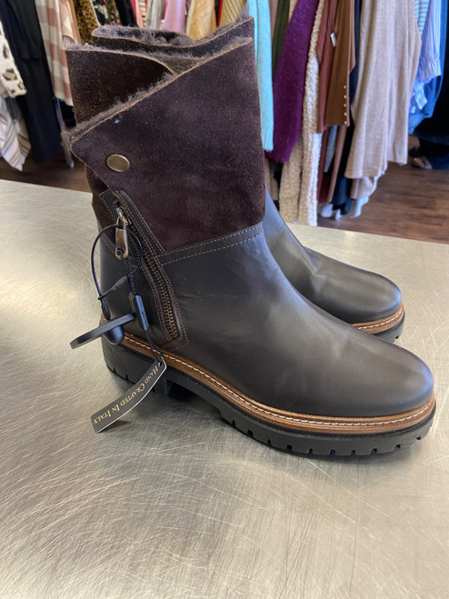 Vist Large View of Product Image Which is NWT Unbranded Ankle Boots 8