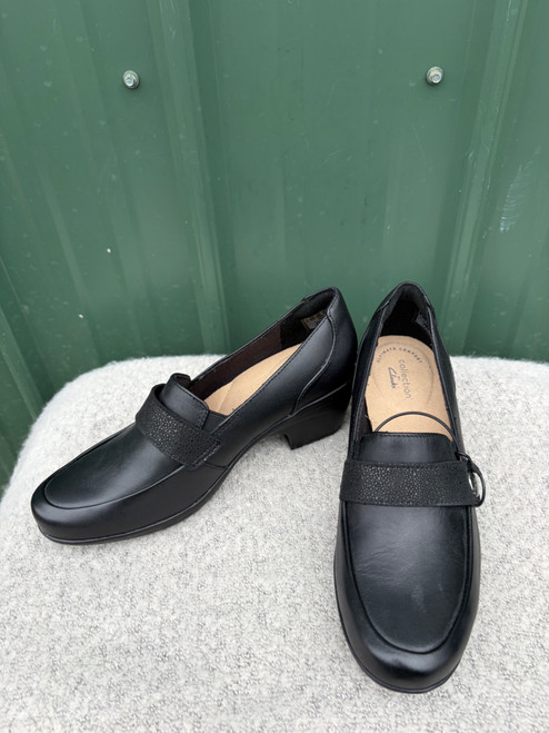 Vist Large View of Product Image Which is Used Clarks Clogs 7.5