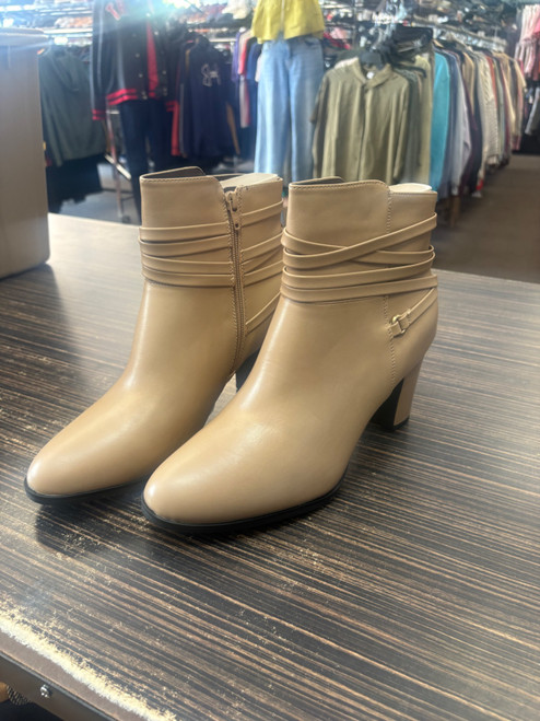 Vist Large View of Product Image Which is Used White Mountain Ankle Boots 11