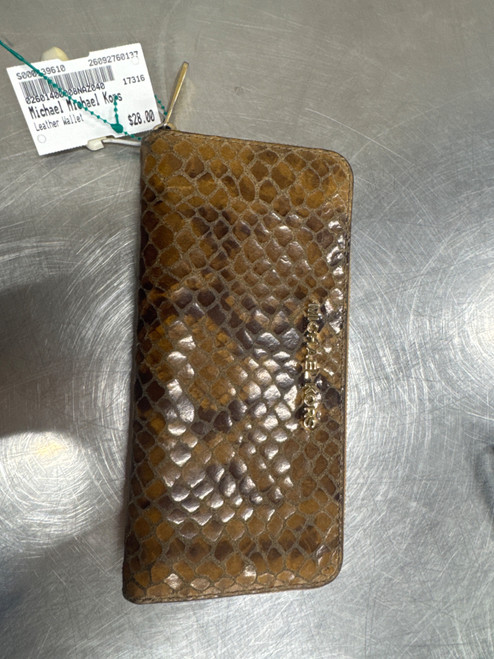 Vist Large View of Product Image Which is Used Michael Michael Kors Leather Wallet Lisa TO
