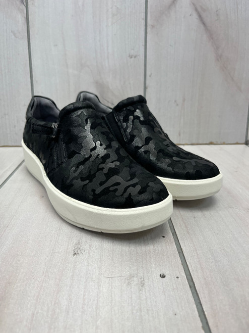 Vist Large View of Product Image Which is Used Clarks Casual Shoes 7.5