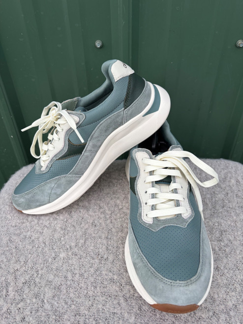 Vist Large View of Product Image Which is Used Aetrex Performance Shoes 9.5