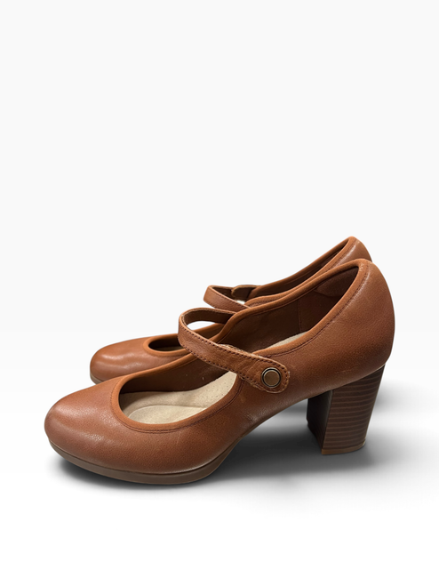 Vist Large View of Product Image Which is Used Clarks Low Heels 8.5