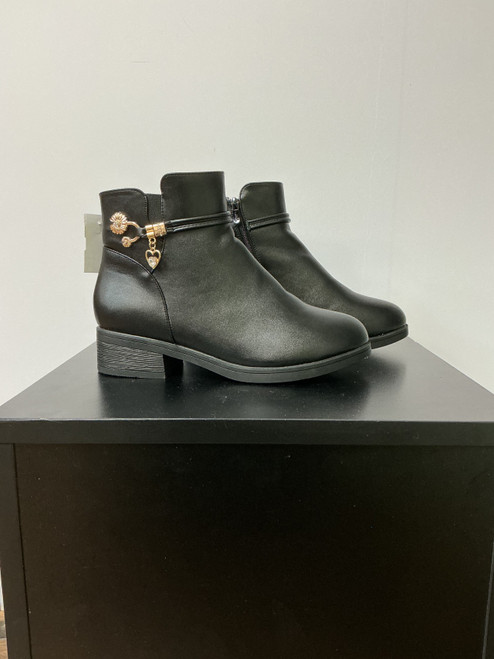 Vist Large View of Product Image Which is Used Unbranded Ankle Boots 9