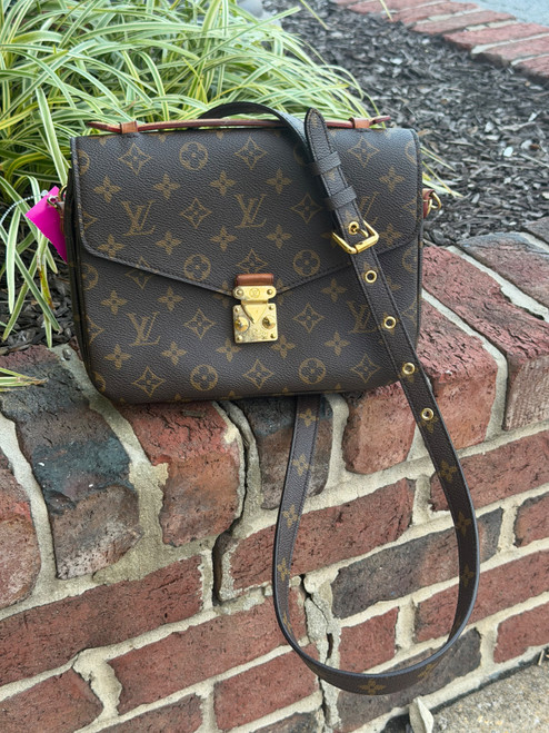 Vist Large View of Product Image Which is Used Louis Vuitton Large Leather Handbag