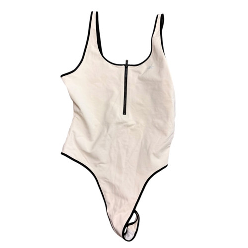 Vist Large View of Product Image Which is Used Alo Yoga Active Tank Top M-8/10