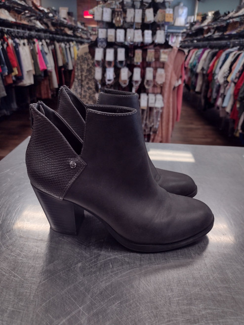 Vist Large View of Product Image Which is Used Simply Vera Wang Ankle Boots 6
