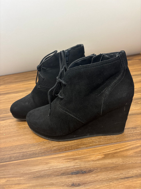 Vist Large View of Product Image Which is Used Universal Threads Ankle Boots 7