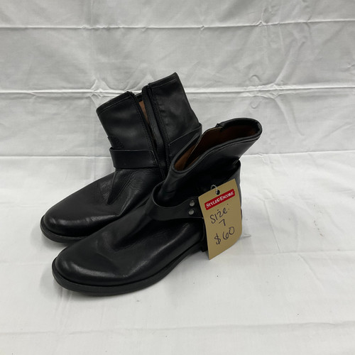 Vist Large View of Product Image Which is Used House Of Harlow 1960 Rain Boots 7