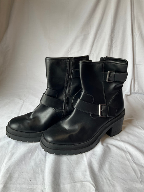 Used Esprit Ankle Boots 8.5 60045-S000704198 Vist Large View of Product Image Which is Used Esprit Ankle Boots 8.5