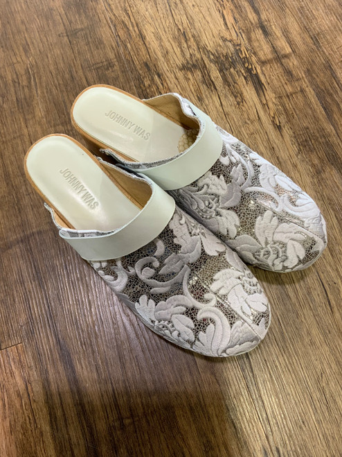 Vist Large View of Product Image Which is Used Unbranded Clogs 9.5