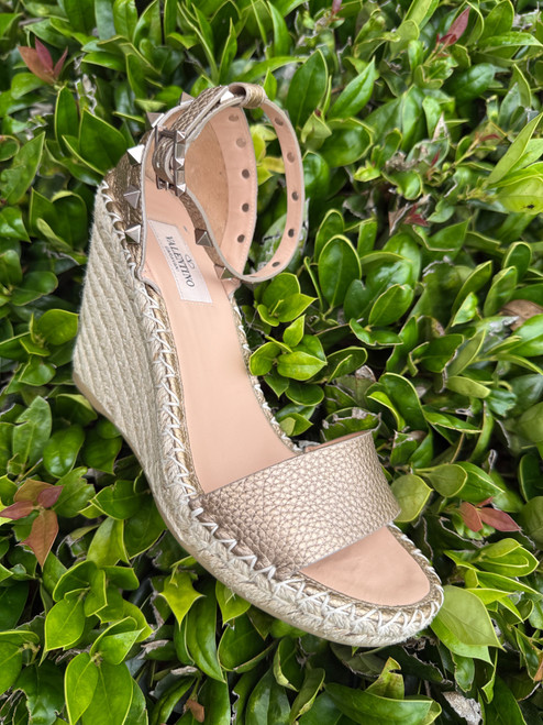 Vist Large View of Product Image Which is Used Unbranded Wedge Sandals 7.5