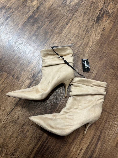 Used Express Ankle Boots 8 60031-S000715621 Vist Large View of Product Image Which is Used Express Ankle Boots 8