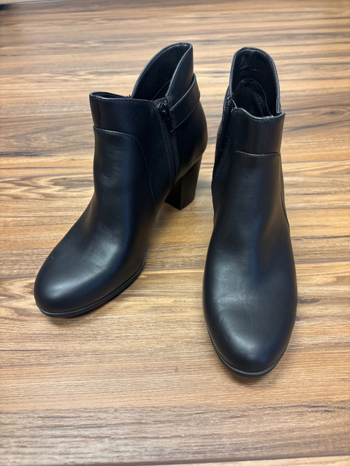 Vist Large View of Product Image Which is Used Giani Bernini Ankle Boots 10