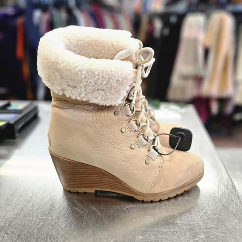 Vist Large View of Product Image Which is NWOT Sorel Outerwear Boots 10