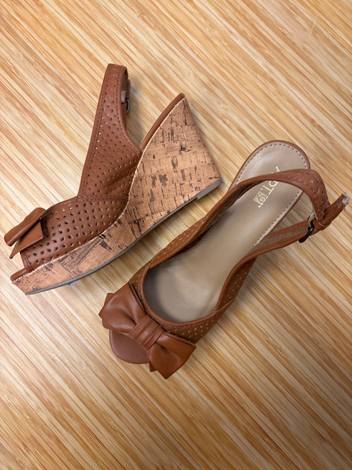 Vist Large View of Product Image Which is Used Apt9 Wedge Sandals 7.5