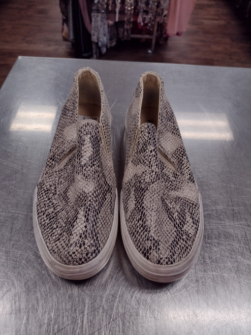 Vist Large View of Product Image Which is Used Restricted Flats 7.5