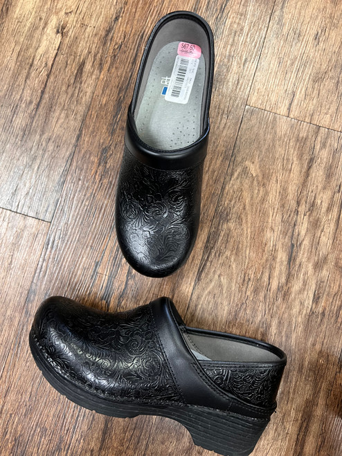 Used Dansko Clogs 7 60043-S000847296