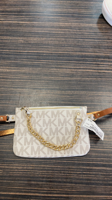 Vist Large View of Product Image Which is Used Michael Michael Kors Wallet