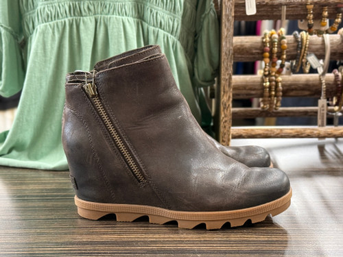 Used Sorel Ankle Boots 9.5 60031-S000741381 Vist Large View of Product Image Which is Used Sorel Ankle Boots 9.5