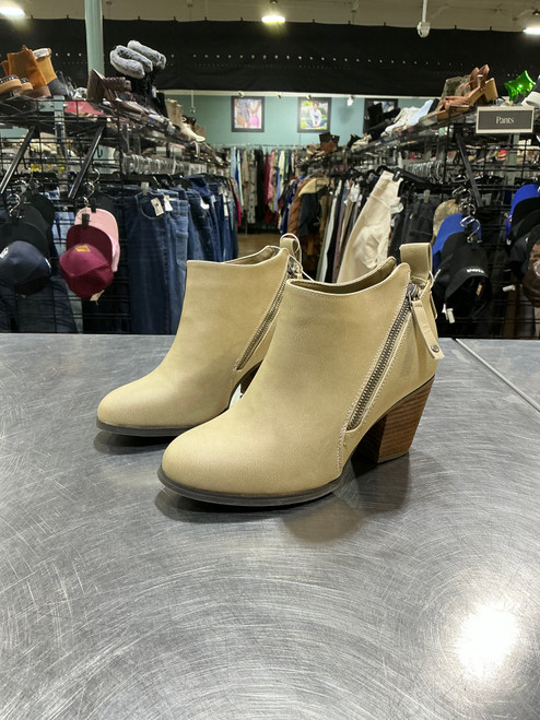Used Torrid Ankle Boots 8 60126-S000370973 Vist Large View of Product Image Which is Used Torrid Ankle Boots 8