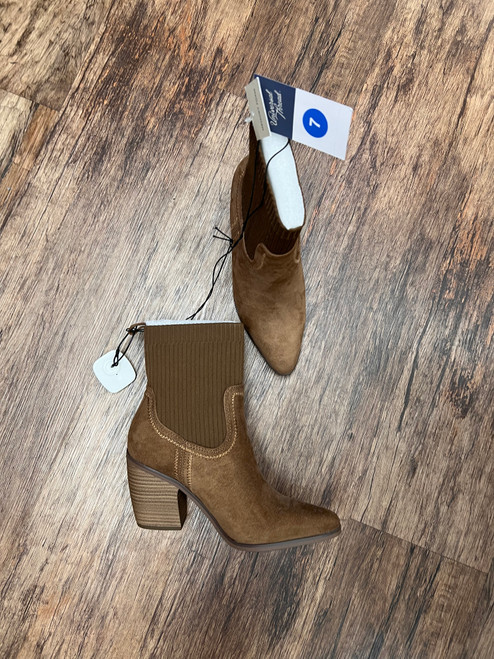 Vist Large View of Product Image Which is Used Universal Threads Ankle Boots 7 60043-S000864895