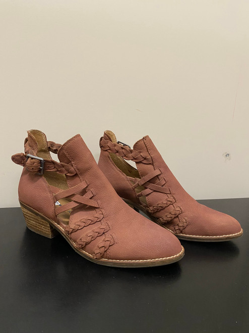 Vist Large View of Product Image Which is Used Lucky Brand Flats 6.5