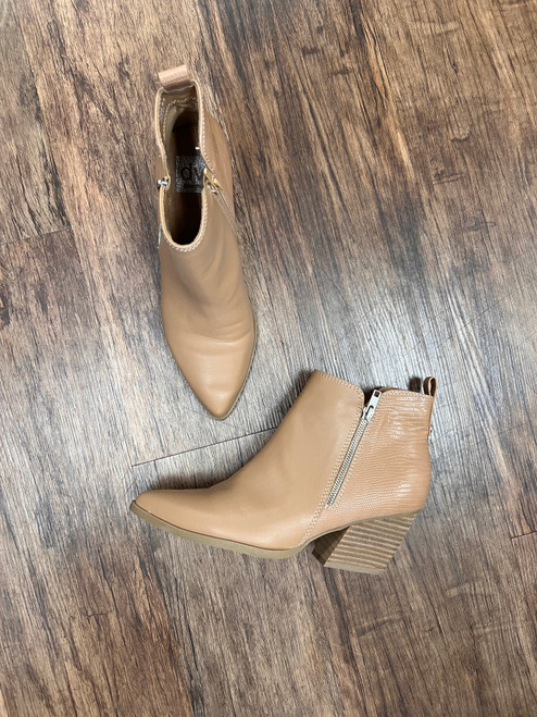 Used DV by Dolce Vita Ankle Boots 8.5 60043-S000875341 Vist Large View of Product Image Which is Used DV by Dolce Vita Ankle Boots 8.5