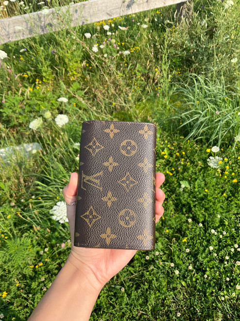 Vist Large View of Product Image Which is Used Louis Vuitton Leather Wallet 60084-S000842196