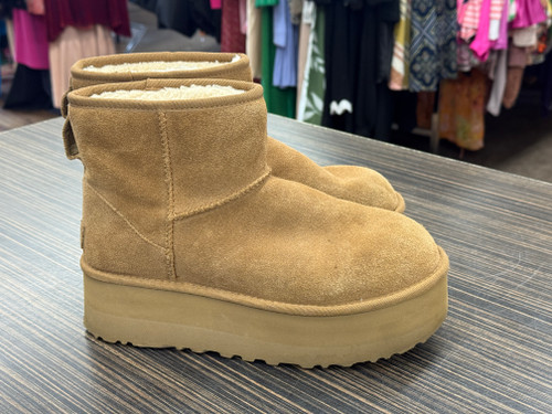 Vist Large View of Product Image Which is Used Ugg Australia Ankle Boots 9 60031-S000764540