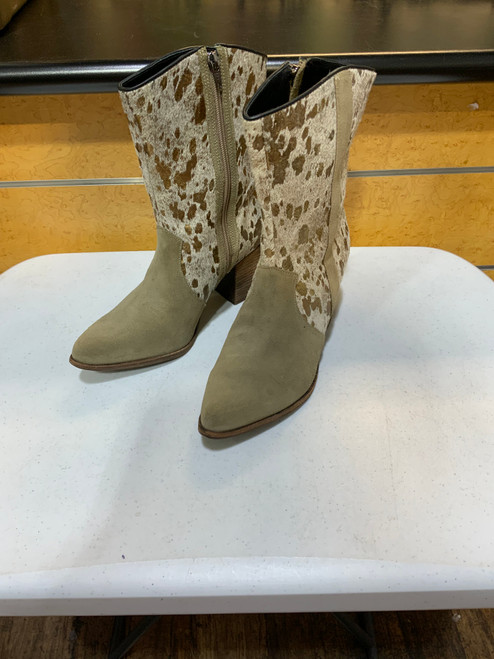Used Choclat Blu Ankle Boots 9.5 60126-S000385545 Vist Large View of Product Image Which is Used Choclat Blu Ankle Boots 9.5