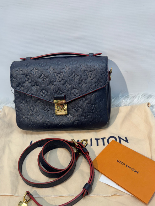 Vist Large View of Product Image Which is Used Louis Vuitton Large Leather Handbag 60132-S000100643