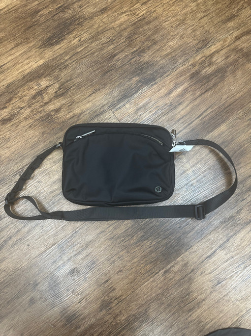 Vist Large View of Product Image Which is Used Unbranded Large Handbag 60032-S000637820