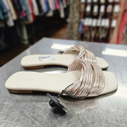 Used Banana Republic Sandals 10 60112-S000422578 Vist Large View of Product Image Which is Used Banana Republic Sandals 10