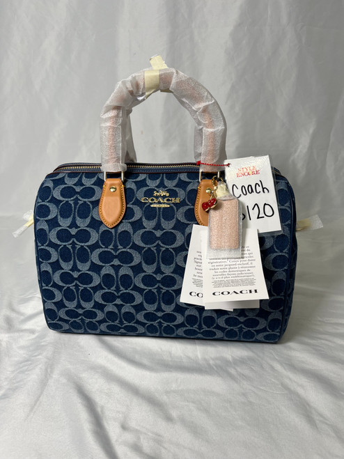Vist Large View of Product Image Which is Used Coach Large Handbag