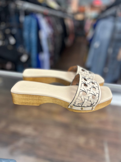 Used Tory Burch Sandals 9 60004-S000626535 Vist Large View of Product Image Which is Used Tory Burch Sandals 9