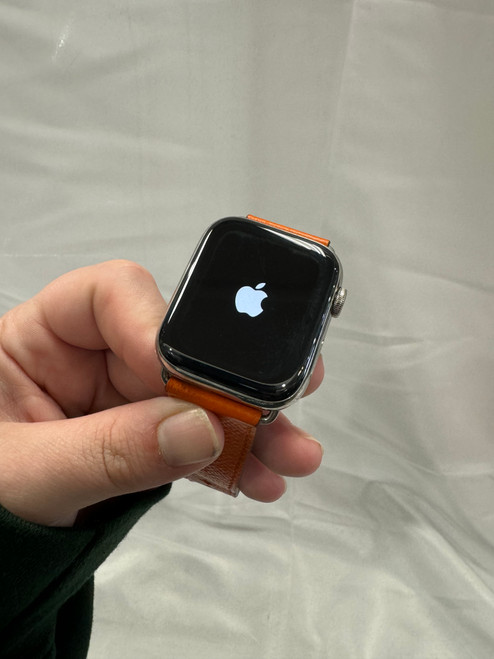 Vist Large View of Product Image Which is Used Series 5 Hermes Apple Watch