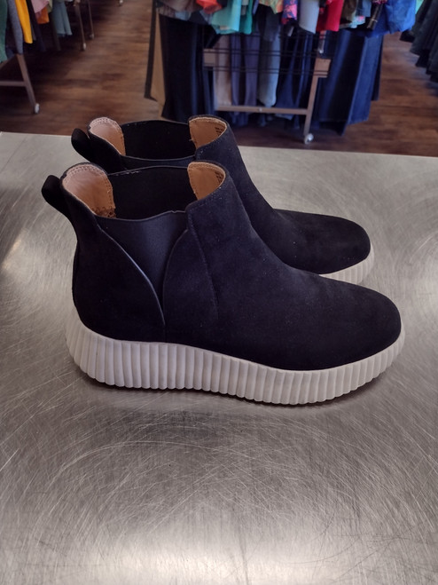 Vist Large View of Product Image Which is Used White Mountain Ankle Boots 10