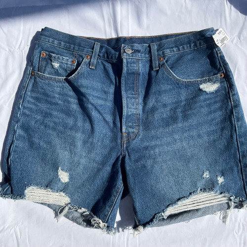 Vist Large View of Product Image Which is Used Levi's Shorts 16-33