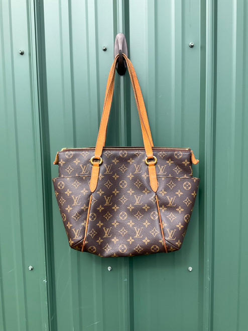 Vist Large View of Product Image Which is Used Louis Vuitton Large Leather Handbag