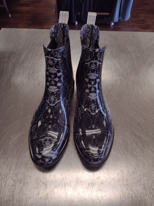 Vist Large View of Product Image Which is Used Time And Tru Winter Boots 8