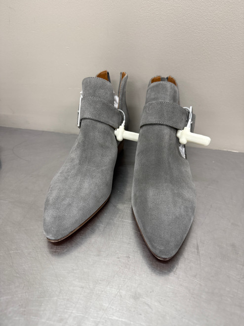 Vist Large View of Product Image Which is Used Grey Aquatalia Flats 8.5