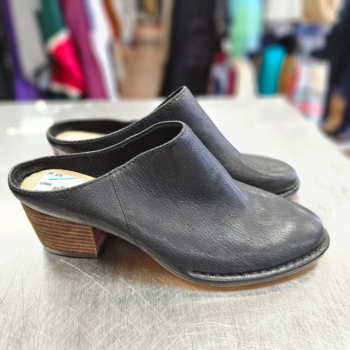 Used Clarks Low Heels 9 60112-S000427257 Vist Large View of Product Image Which is Used Clarks Low Heels 9