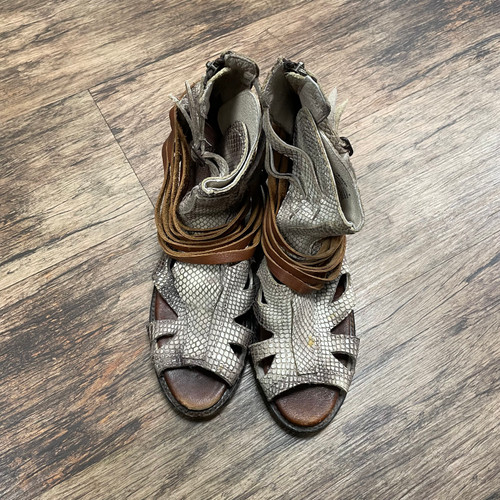 Vist Large View of Product Image Which is Used Free Bird Low Heels 9