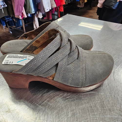 Vist Large View of Product Image Which is Used Unbranded Clogs 5.5