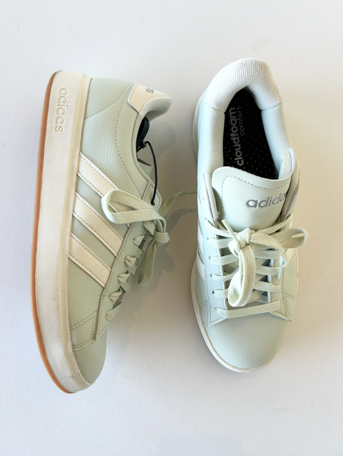 Used Adidas Casual Shoes 9 60039-S000752137 Vist Large View of Product Image Which is Used Adidas Casual Shoes 9