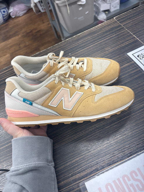 Vist Large View of Product Image Which is Used New Balance Casual Shoes 10.5