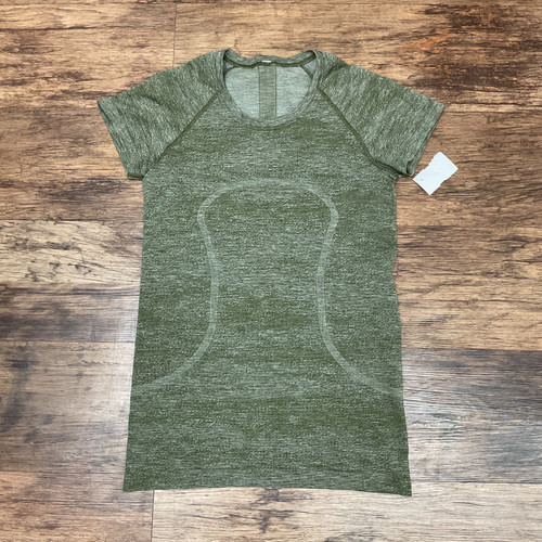 Used Lululemon Athletica Active Short Sleeve S-4/6 60004-S000636278 Vist Large View of Product Image Which is Used Lululemon Athletica Active Short Sleeve S-4/6