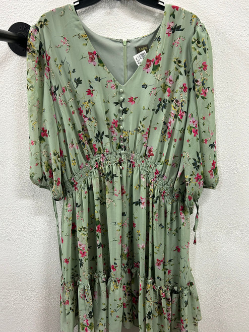 Vist Large View of Product Image Which is Used Taylor Short Dress B 1X-18